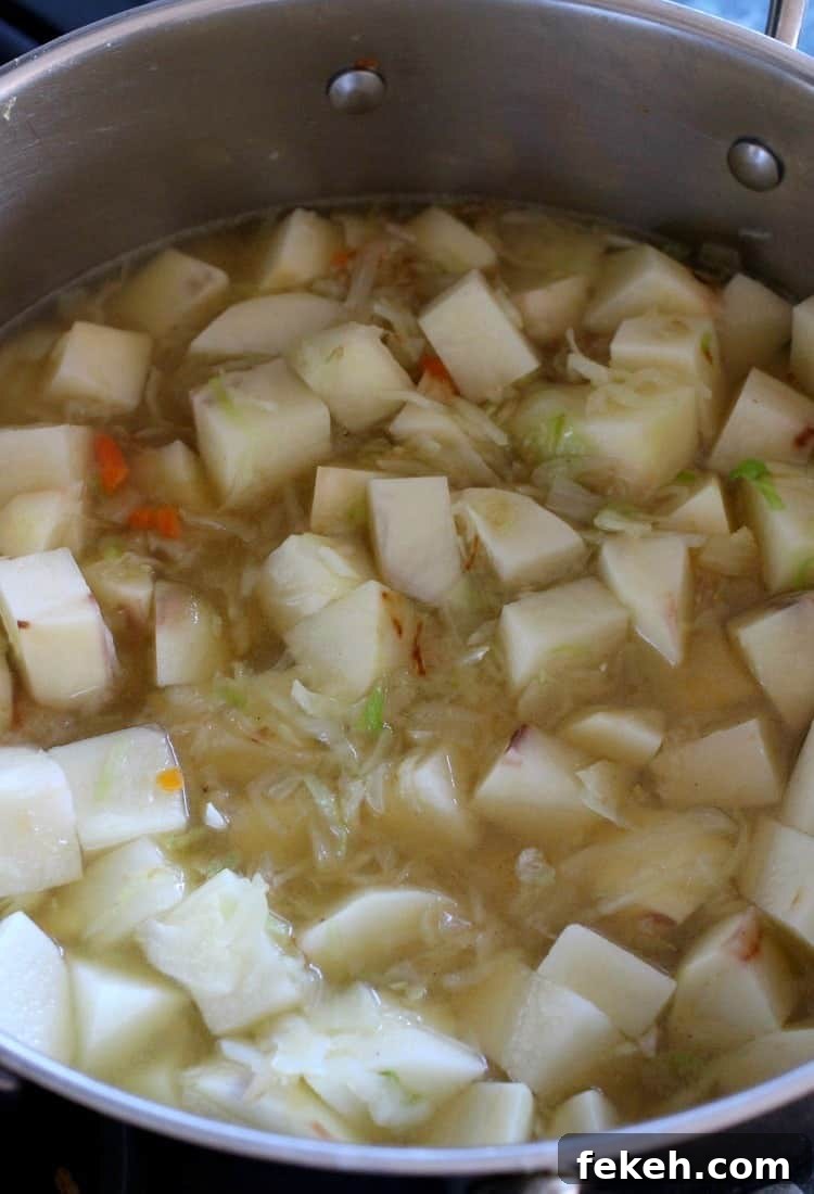 Corned Beef and Potato Chowder is a great way to use up leftover corned beef! Tender potatoes, flavorful corned beef and a touch of cream. Creamy Corned Beef and Potato Chowder is a soup recipe that has potatoes and corned beef