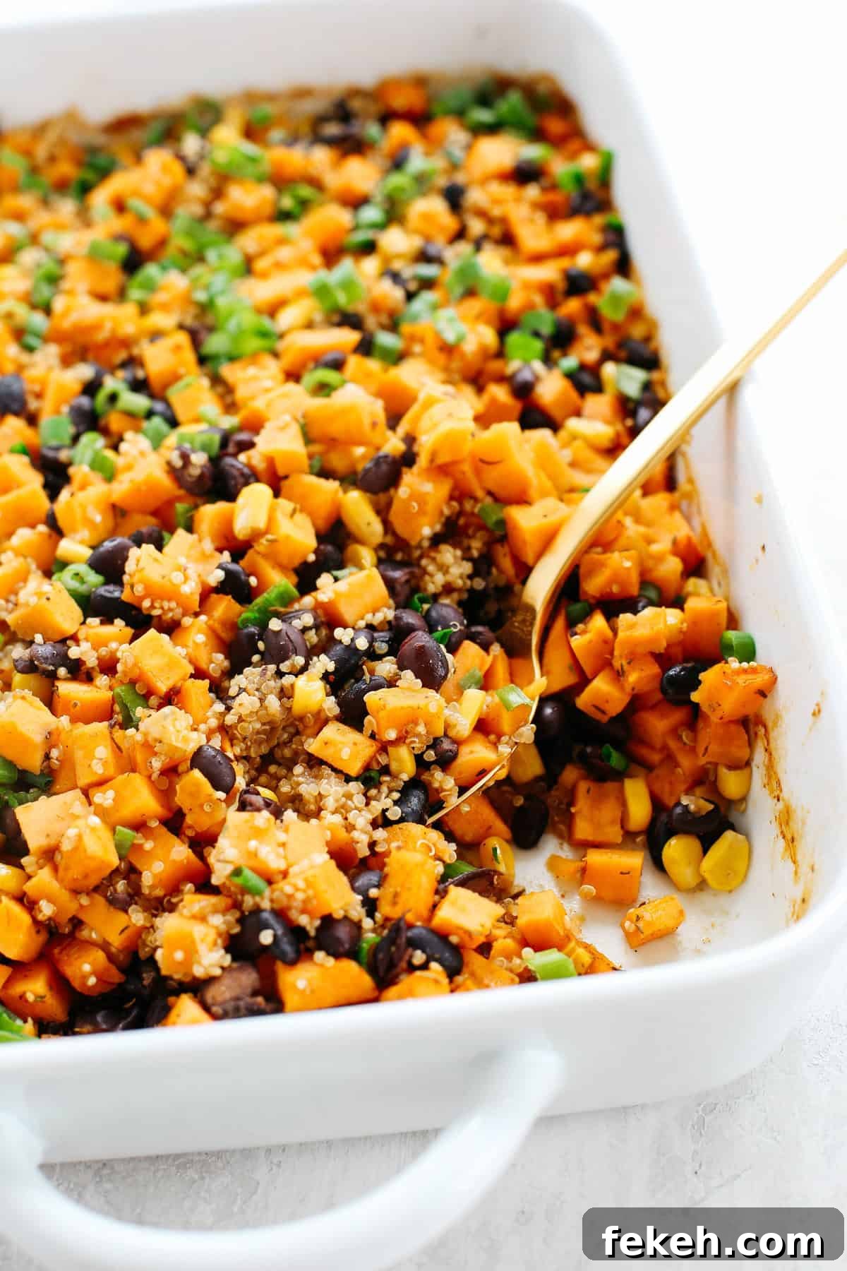 This Sweet Potato & Black Bean Quinoa Bake is healthy and delicious with all your favorite Mexican flavors easily baked together in a single casserole dish! #glutenfree #dairyfree #vegan #mealprep