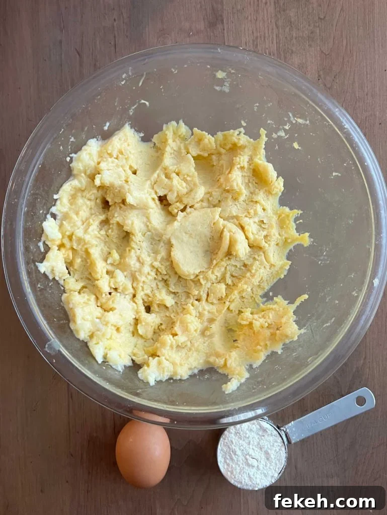 Crispy Mashed Potato Cakes (Potato Patties) Recipe 3 bowl of leftover mashed potatoes, egg and flour