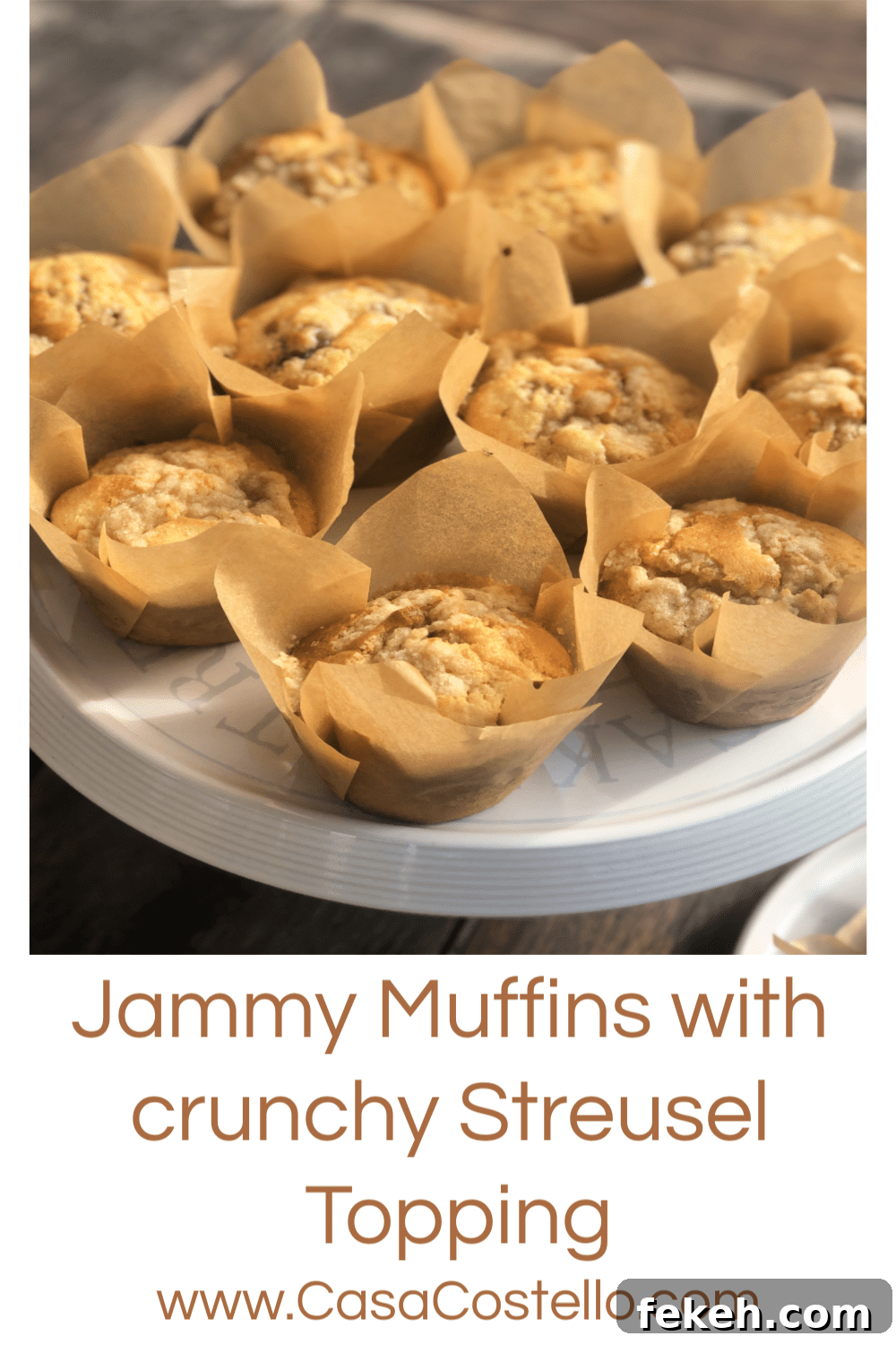 Jam-Filled Muffins with Crunchy Streusel Topping 4 Jammy muffins with crunchy streusel on top